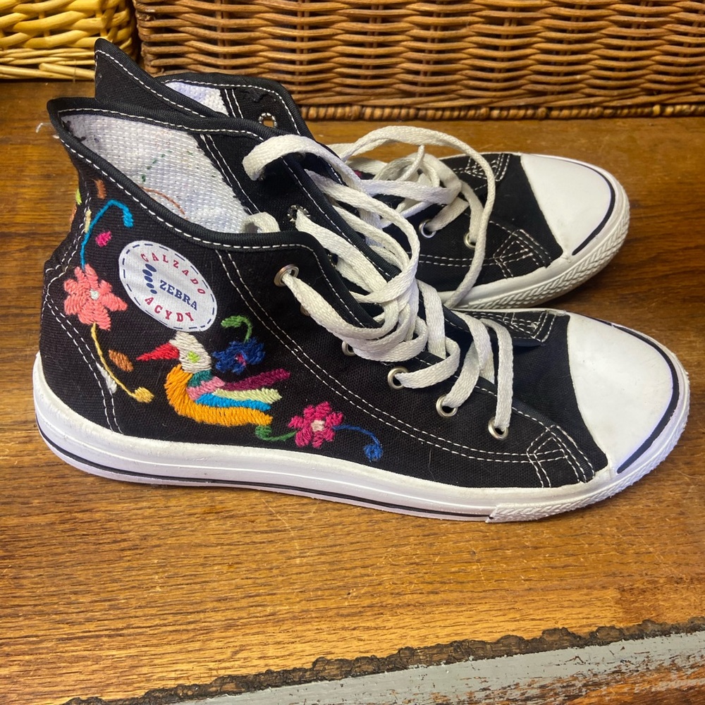 Zebra laced flower embroidered high top black converse ladies 36 sneakers us 6